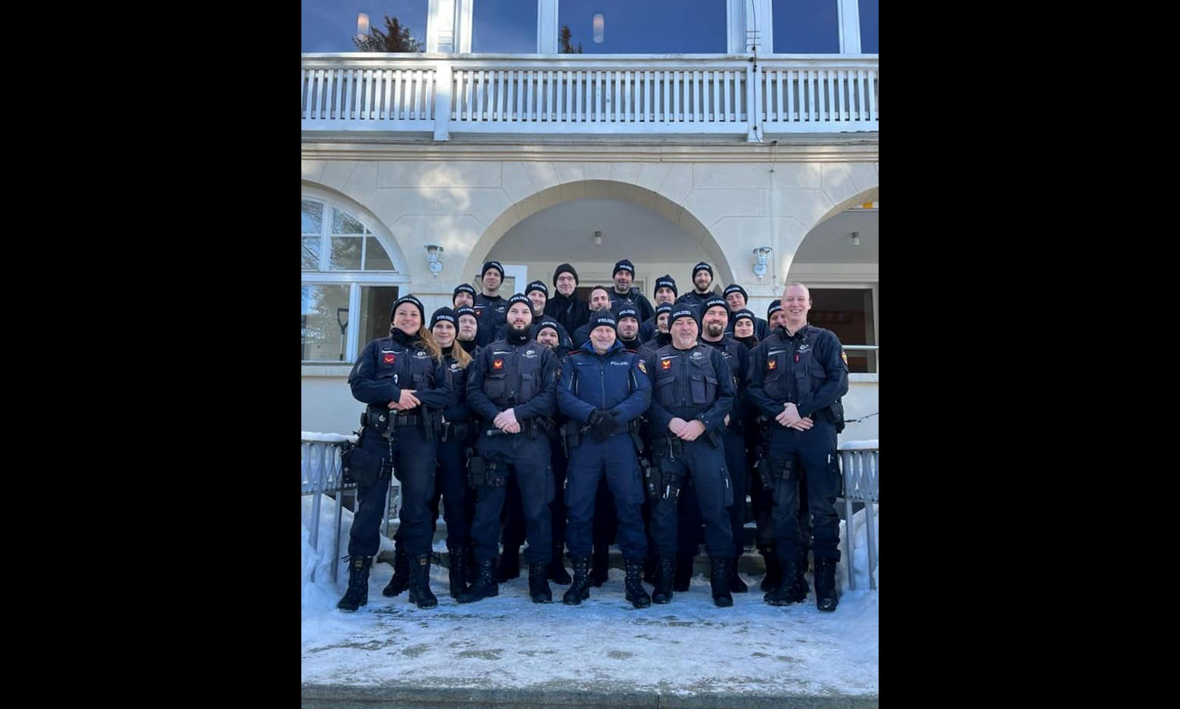 Gruppenbild der Polizistinnen und Polizisten aus Zürich mit Mario Fehr und Marius Weyermann.